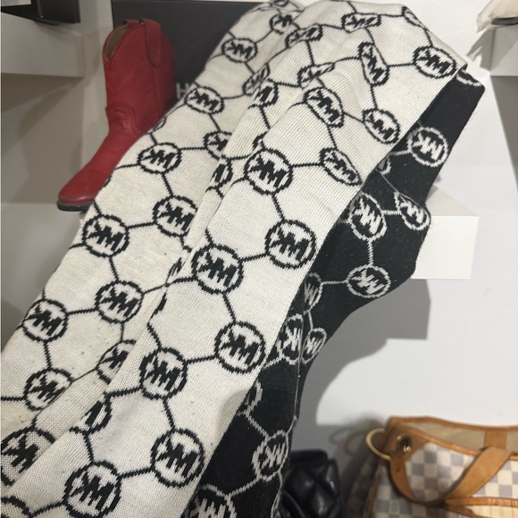 MICHAEL Michael Kors Monochrome Logo Scarf - Picture 1 of 2